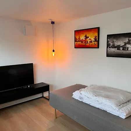 Lys Kaelderlejlighed Med Eget Kokken & Bad Apartman