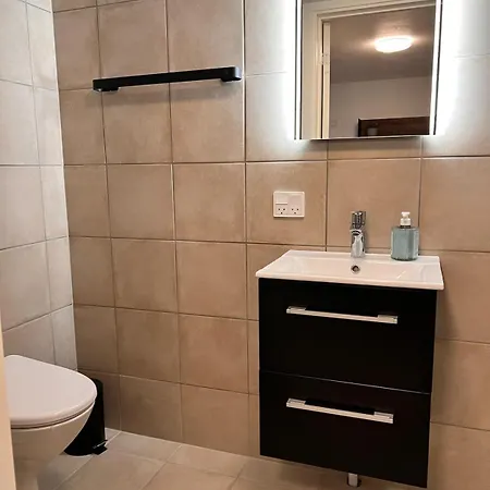 Lys Kaelderlejlighed Med Eget Kokken & Bad Apartman