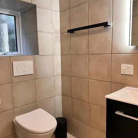 Lys Kaelderlejlighed Med Eget Kokken & Bad Apartman *